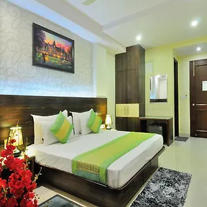 Отель Sky Rich International - 05 Mins From Karol Bagh Metro Station, Дели